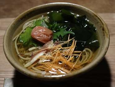 梅わかめ蕎麦（温・冷やかけ）写真